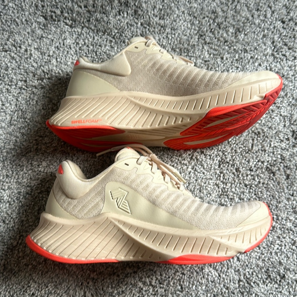 Like New Rad R-1 running shoes
